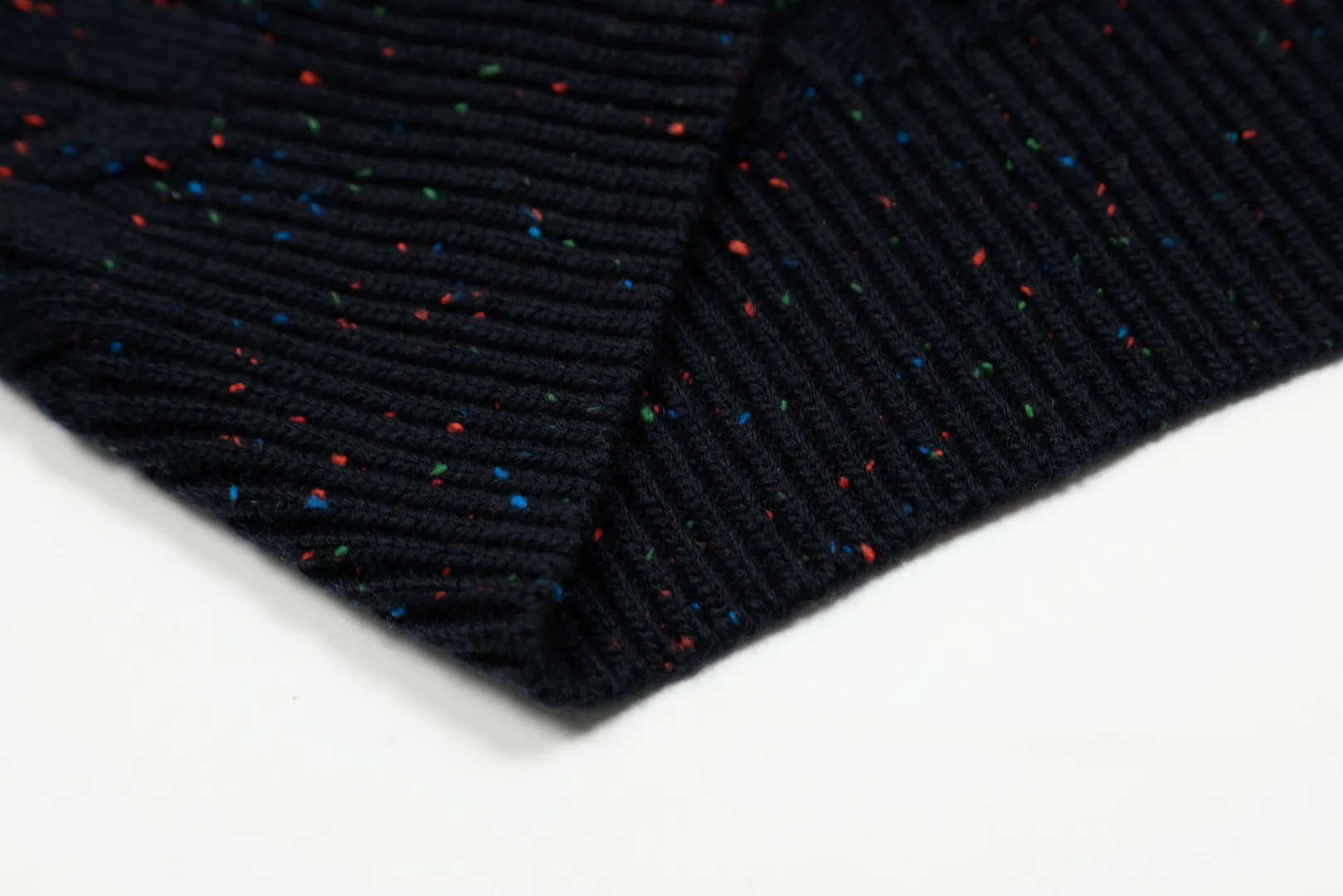 🅿️220 "Top quality" Style number: DS028# [Ralph Lauren wool blended pony embroidered logo twist knitted sweater] ✅Ralph Lauren gradient multi-color dot versatile couple style knitted round neck pullover sweater ✅15% merino cotton wool 85% wool blended custom laser buttons ✅Clean and clear texture ✅ZP quality 1:1 version Scan the code to enter the GF website Counter quality ✅Details and quality are the only one in Guangzhou. Imported quality wool. Focus on high-end. Cost-effective. Needless to say good quality. ✅Restore the original version. The maximum size can be worn up to 180 pounds. Loose, comfortable and stress-free. ✅The upper body is simple and easy to put on. A must-have item for ootd. Good-looking clothes are never picky. A must-have in couples' wardrobes. Size: S-L. Color: Navy blue, light blue, off-white, gray, Christmas red.